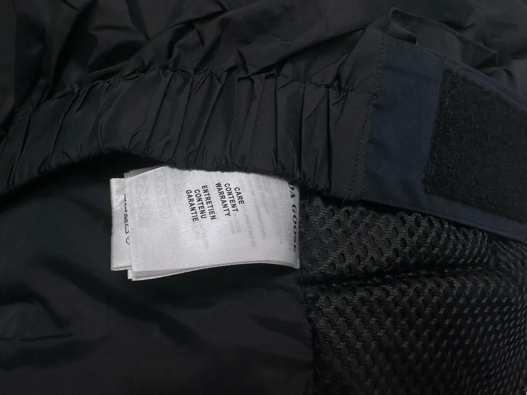 P780 Top Purchasing Version (Wolf Hair Optional) 🇨🇦CANADA GOOES 24 new models 08 models/couple models Factory direct supply: supplying global purchasing agents, micro-business, entities, Tmall, high-end stalls and studio cooperation, free shipping! Canada Goose Expedition Parka 2008 is the same style for men and women. It is mid-length and the most timeless classic. All Arctic and Antarctic scientific expedition teams choose Canada Goose as their cold-proof equipment. It is the Rolls-Royce of down jackets. ➖ Industry-leading anti-counterfeiting chip sensing. ➖ Imported Behringer embroidery machines and customized embroidery labels, the highest level and industry leading. ➖ Imported Korean 21-count polyester-cotton blended original fabric, TC85 waterproof coated fabric, water-repellent, windproof and wear-resistant. ➖ The new national standard 80 white duck down is filled with an average of 520 grams of down. The amount of down filled is industry-leading. ➖ 100% nylon lining with double double-layer sealing design to prevent velvet running, and seamless thread design on the cuffs! ➖ Western Canadian Green Wolf Collar. ➖ Yoshida YKK provides original factory-customized electroplated sliders. YKK two-way lockable zippers are tight and smooth and do not peel off paint. ➖ 3M composite Velcro is durable and the accessories and hardware are all custom-made. Note: Our copywriting is only simple and clear. Instead of bragging about the copywriting, it is better to compare and understand with samples. Only for the purest goose, the most dedicated, the most professional, the highest quality, the highest cost performance!  Size:XS-XXL